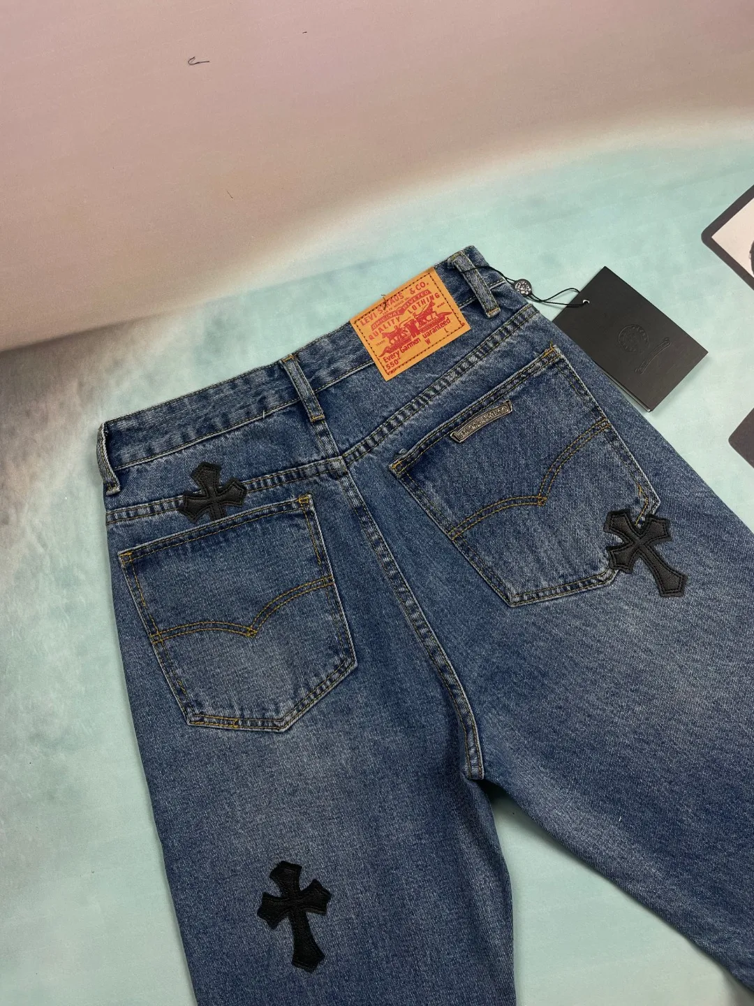 🅿️270 🔘Style No.-KL153 🔘Cro Heart𝐂𝐡𝐫𝐨𝐦𝐞 𝐇𝐞𝐚𝐫𝐭 CH Graffiti-patched Little Monster Jeans* This Crocodile Jeans are the perfect fusion of trend and ingenuity. High-quality denim is selected and undergoes a special washing process to present a natural retro color and texture. The iconic black cross patch is scattered and matched with colorful personalized graffiti and patterns to break the monotony and release an unruly attitude. Three-dimensional tailoring outlines clean lines, and the fit is comfortable and flattering. Whether paired with a simple T-shirt or a statement top, you can easily create an eye-catching look and help you express your unique fashion sense.  Size: S M L XL (28.30.32.34) Color: Blue